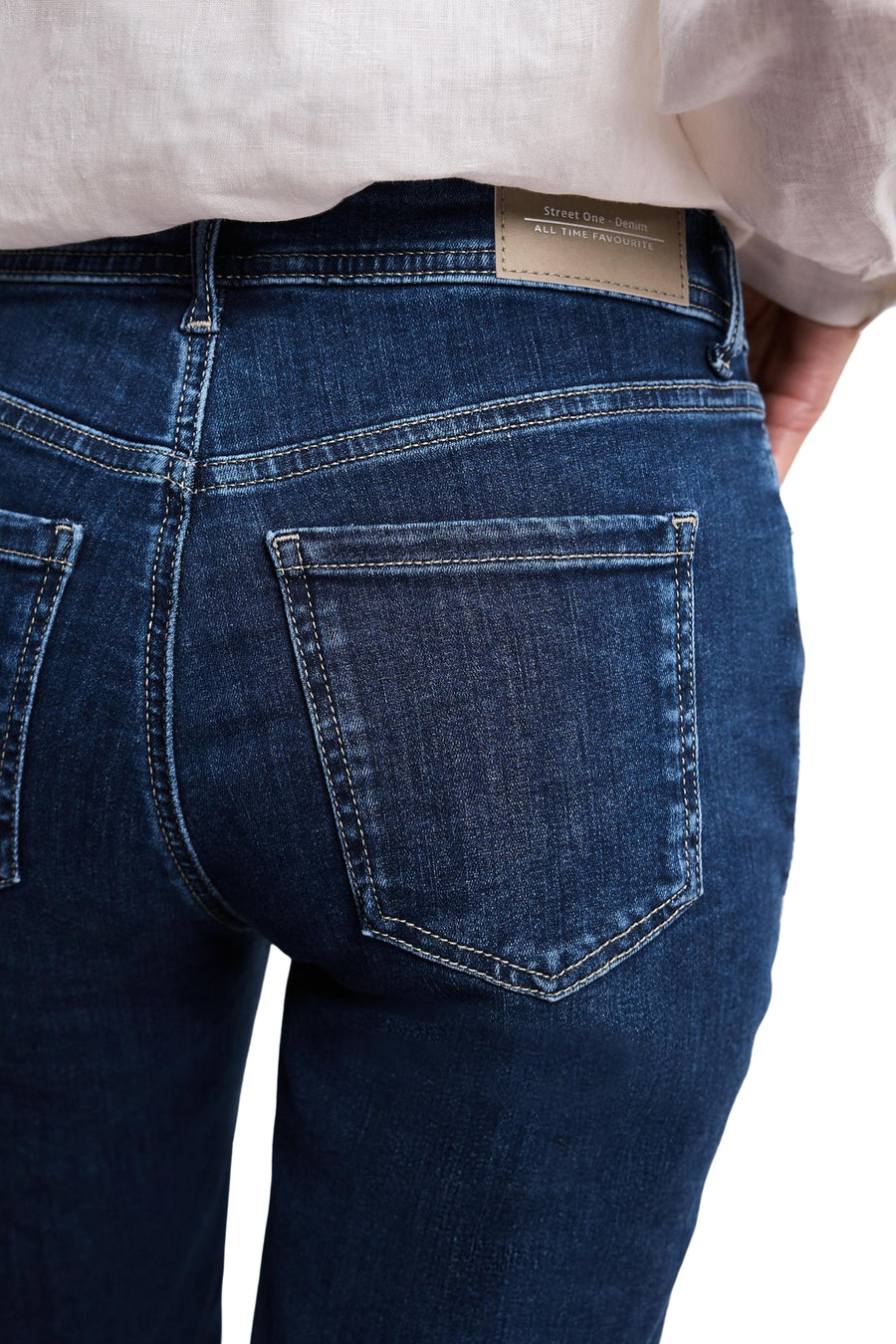 Bermuda en denim bleu moyen de STREET ONE, vue de dos, avec poches arrière, étiquette de marque marron et coutures contrastées.