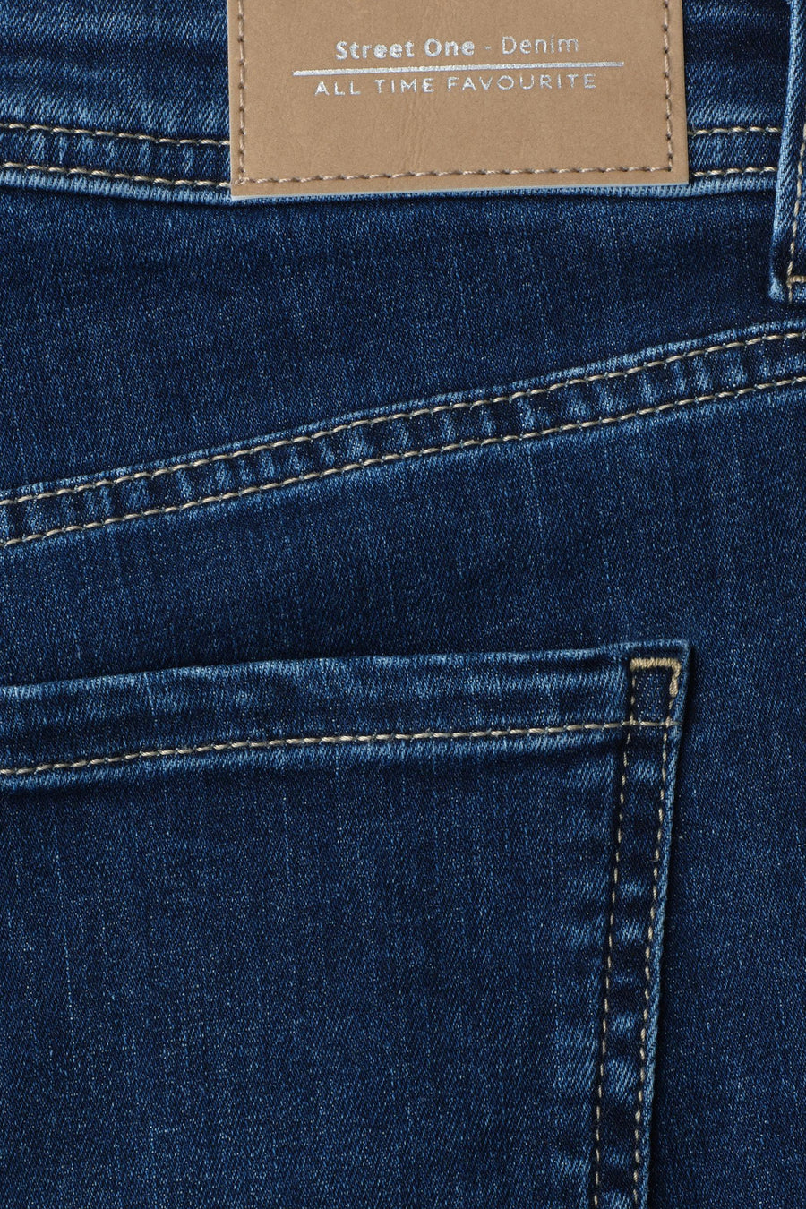 Bermuda en denim bleu moyen de STREET ONE, avec un patch de marque marron clair et des surpiqûres contrastantes sur la poche arrière.