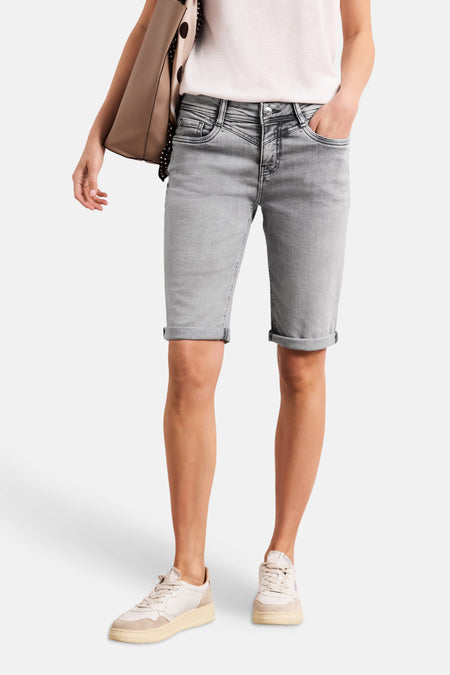 Bermuda en denim gris moyen de STREET ONE avec ourlets retroussés, porté décontracté avec un t-shirt blanc et des baskets.