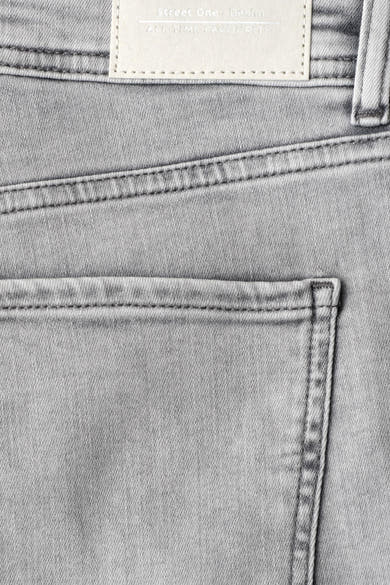 Bermuda gris moyen en denim de la marque Street One, avec étiquette au dos, surpiqûres et poche arrière.