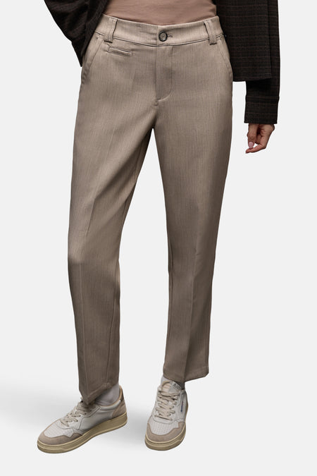 Pantalon de costume beige de STREET ONE, coupe droite avec détails de couture et chaussures de sport visibles.
