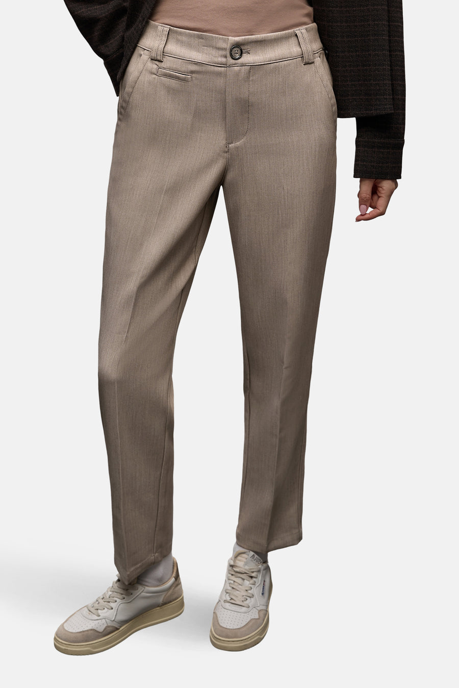 Beige kostuumbroek van STREET ONE, rechte pasvorm met zijzakken en knoopsluiting.