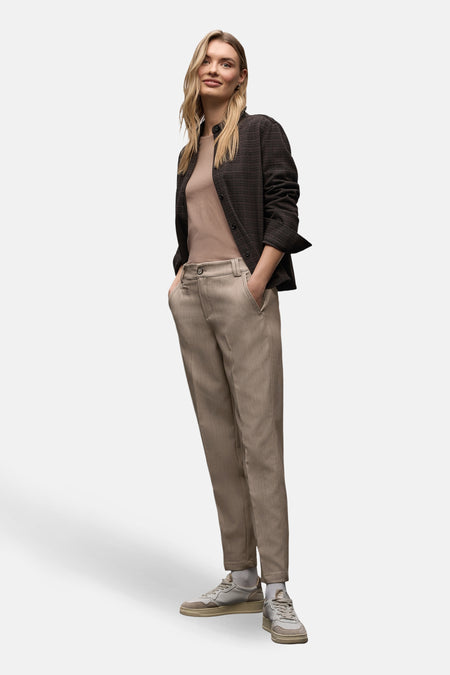 Pantalon de costume beige de STREET ONE, coupe droite avec poches latérales et fermeture à bouton.