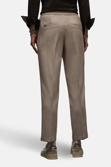 Beige kostuumbroek van STREET ONE, rechte pasvorm, met paspelzakken achter en eenvoudige zomen.