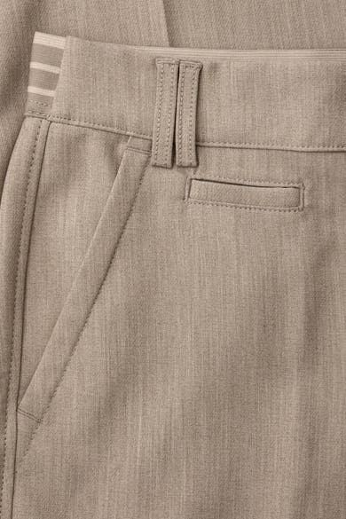Beige kostuumbroek van Street One, met steekzakken en riemlussen.