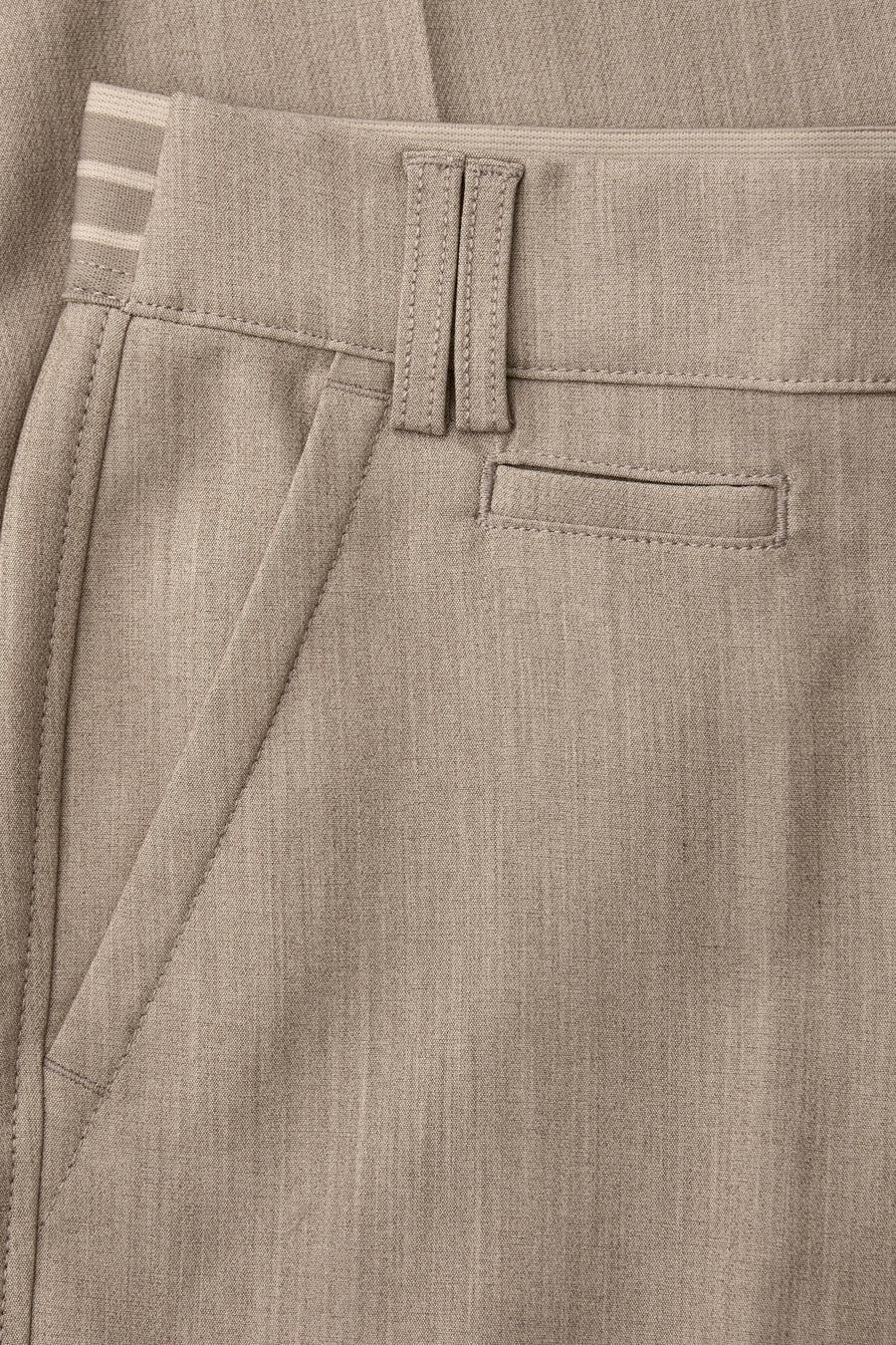 Beige kostuumbroek van Street One, met steekzakken en riemlussen.