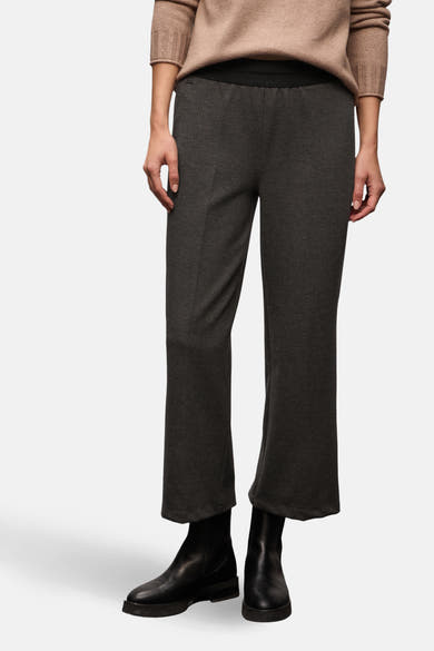 Pantalon brun de STREET ONE, coupe ample, avec un motif à chevrons discret et des bottes noires.
