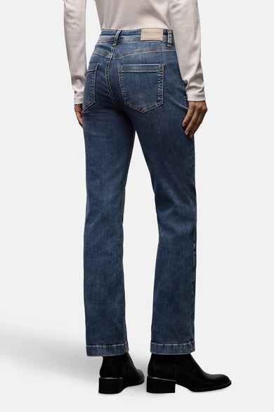 Jean bootcut en denim bleu moyen de Street One, avec des poches arrière et ourlets visibles.