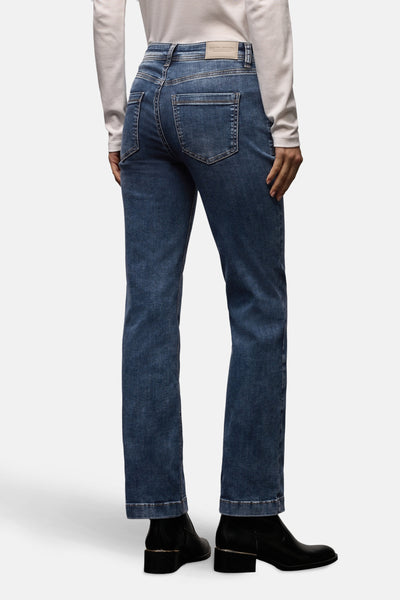 Jean bootcut en denim bleu moyen de Street One, avec des poches arrière et ourlets visibles.