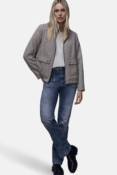 Jean bootcut en denim bleu moyen de Street One, porté avec un blouson texturé et des bottes noires.
