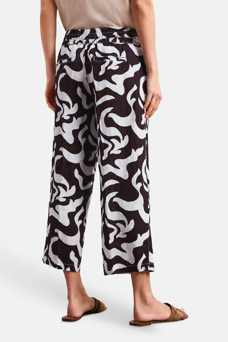 Pantalon de costume noir et blanc à motif abstrait de STREET ONE, vue de dos, taille élastique et coupe courte.