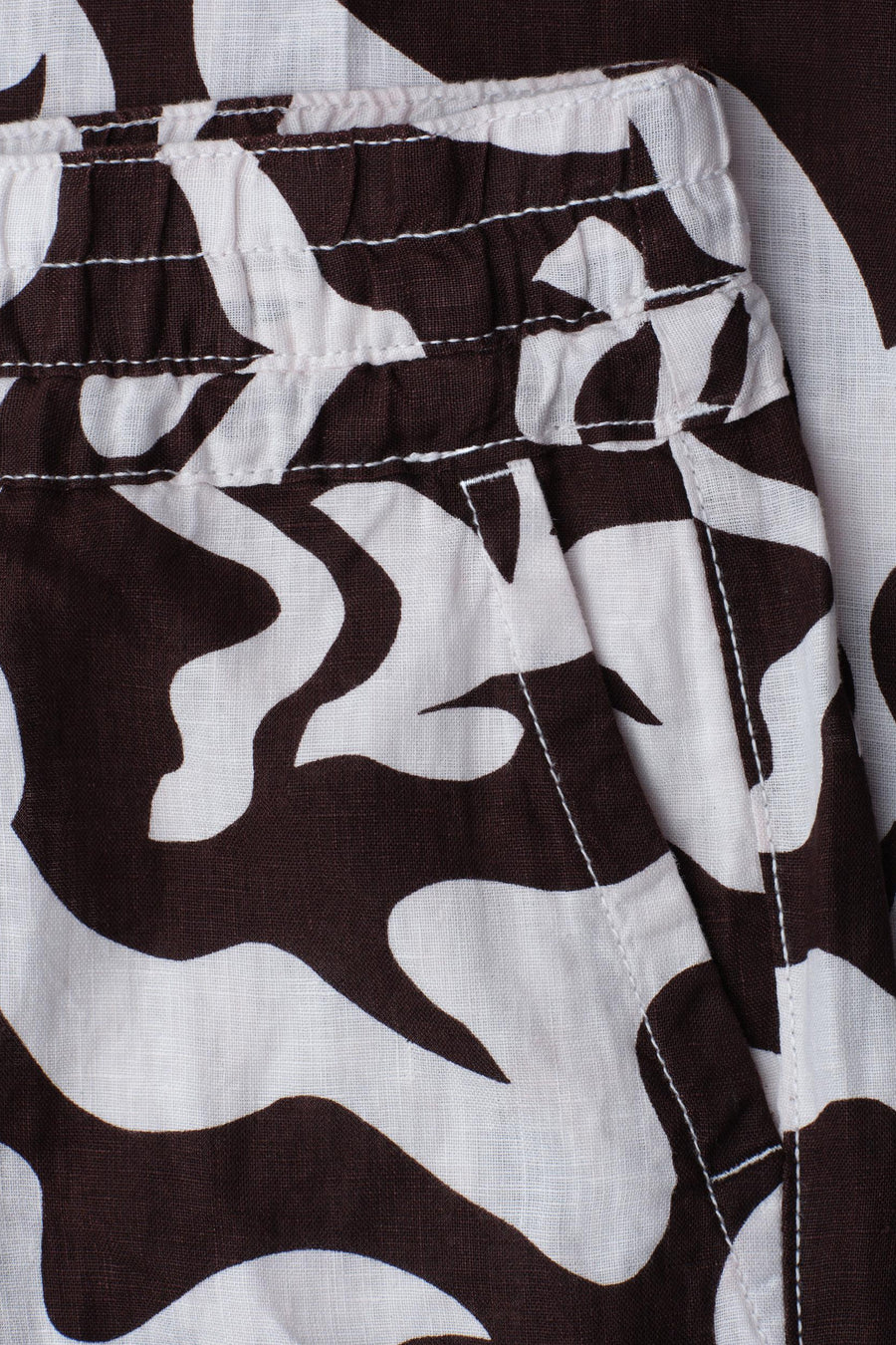 Bruin en wit kostuumbroek van STREET ONE met abstract patroon, elastische tailleband en zakdetail.