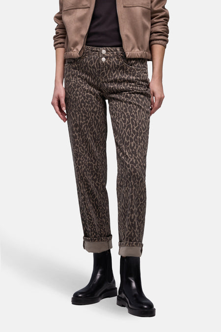 Jean coloré multicolore de Street One à motif léopard, avec ourlets retroussés et porté avec des bottines noires.
