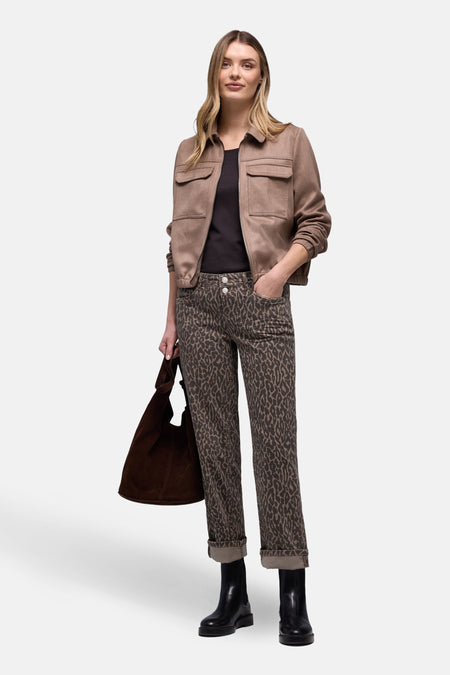 Jean coloré multicolore de STREET ONE, à motif animalier, porté avec une veste marron et des bottes noires.