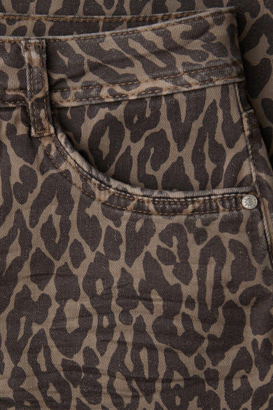 Jean coloré multicolore de STREET ONE, motif léopard imprimé sur denim, poche avant et passants de ceinture.
