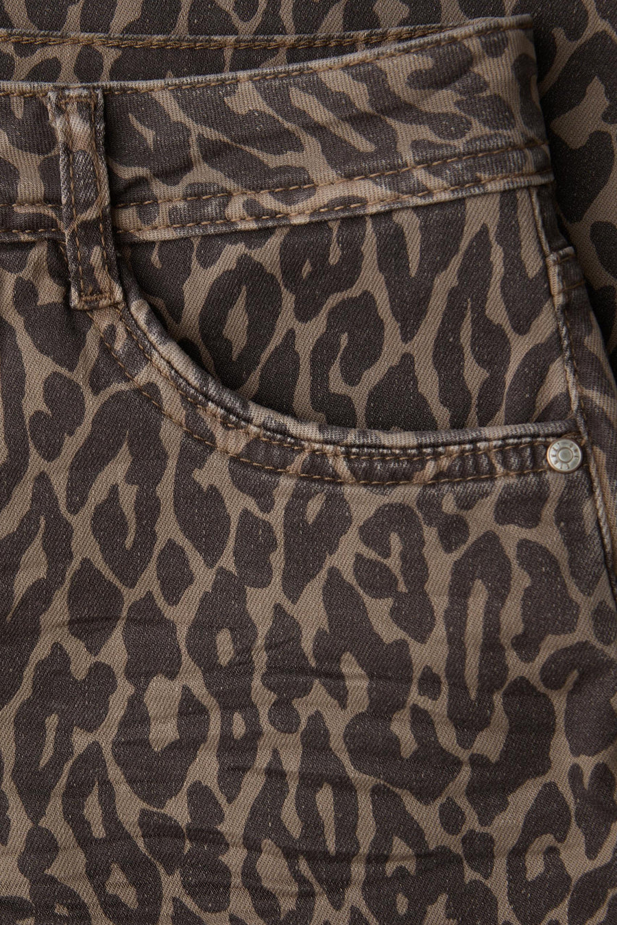 Jean coloré multicolore de STREET ONE, motif léopard imprimé sur denim, poche avant et passants de ceinture.
