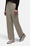 Pantalon de costume beige par STREET ONE, motif à chevrons, coupe droite, porté avec un pull noir et des baskets grises.