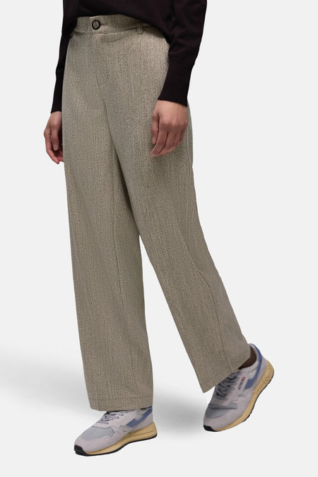 Pantalon de costume beige par STREET ONE, motif à chevrons, coupe droite, porté avec un pull noir et des baskets grises.