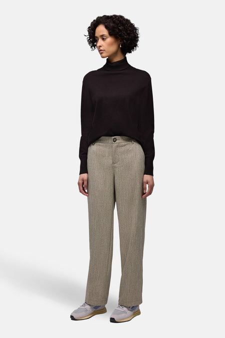 Pantalon de costume beige de chez STREET ONE, à chevrons, avec une coupe droite et des baskets.
