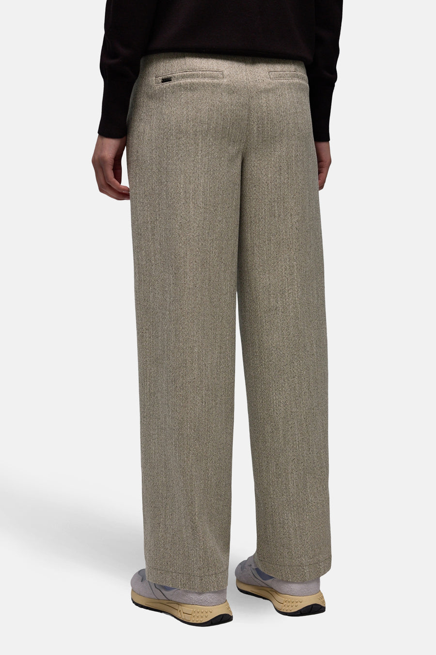 Pantalon de costume beige par STREET ONE, motif à chevrons sur une coupe ample.