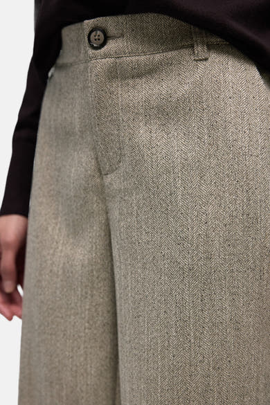 Pantalon de costume beige par Street One, motif à chevrons et bouton décoratif.
