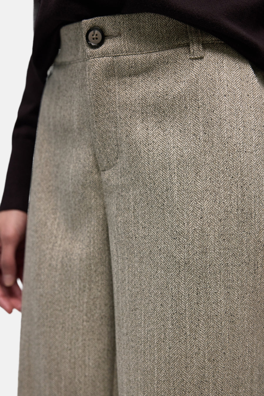Pantalon de costume beige par Street One, motif à chevrons et bouton décoratif.
