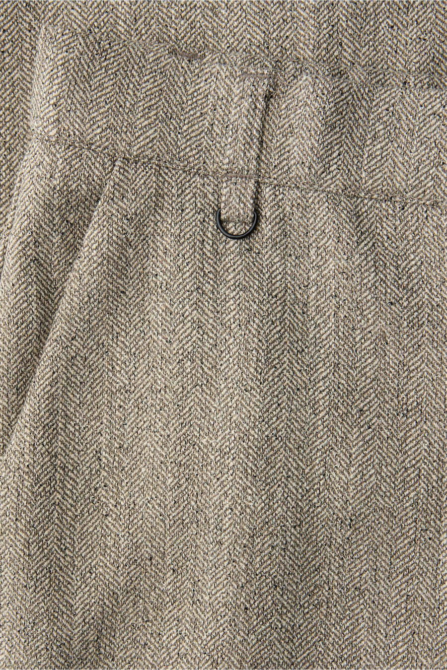 Pantalon de costume beige par Street One, motif à chevrons et détails métalliques.