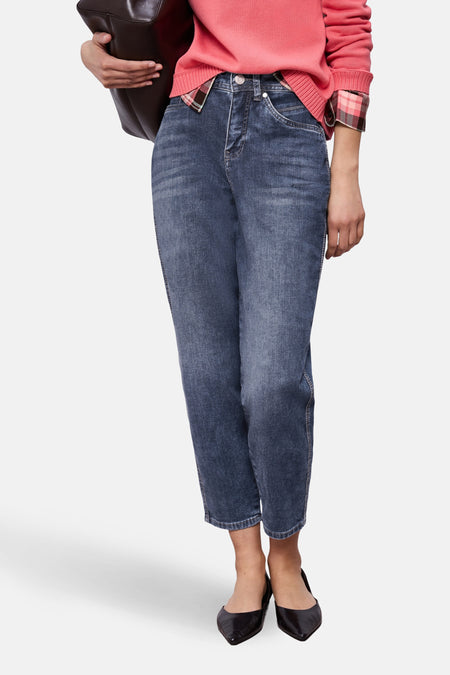 Jean en denim bleu moyen de STREET ONE avec ourlet coupé et chaussures noires.
