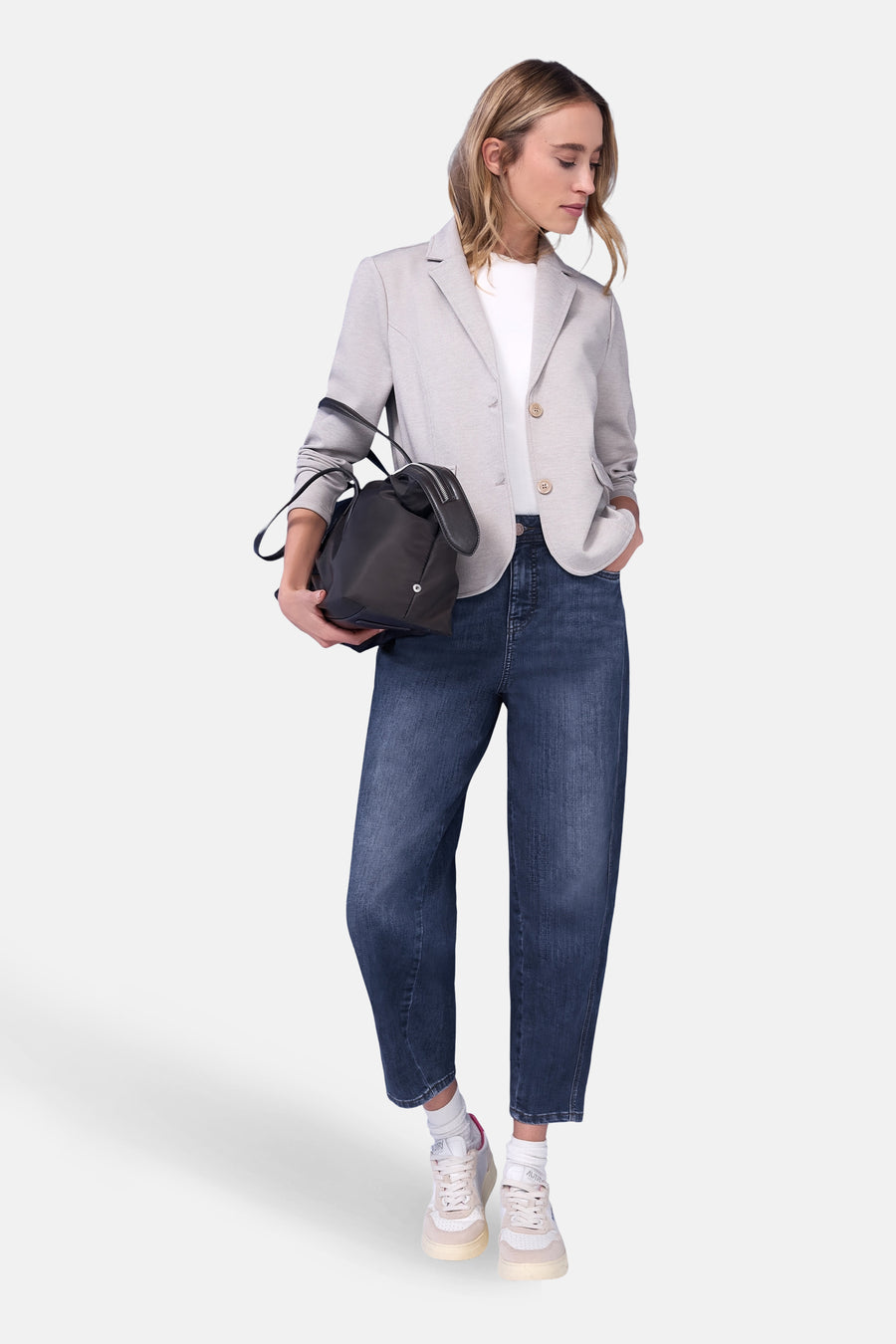 Middelblauwe spijkerbroek van STREET ONE, gedragen met een grijze blazer en witte sneakers.