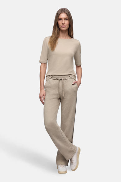 Pantalon de costume multicolore de STREET ONE, coupe droite avec cordon de serrage, porté avec un t-shirt beige et des baskets blanches.
