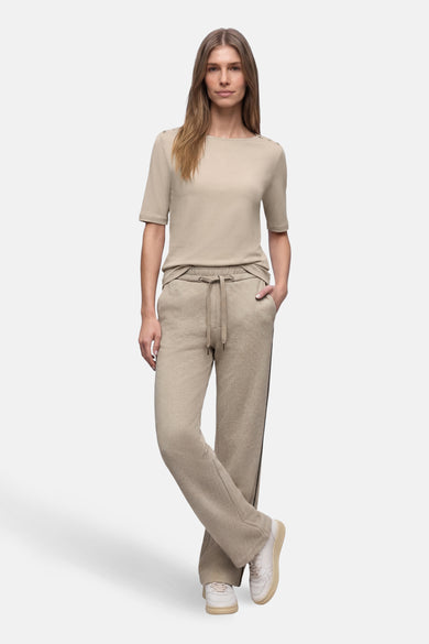 Pantalon de costume multicolore de STREET ONE, coupe droite avec cordon de serrage, porté avec un t-shirt beige et des baskets blanches.
