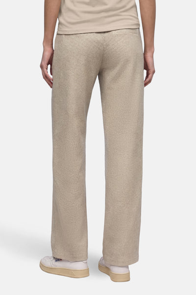 Pantalon de costume multicolore de STREET ONE avec une texture tissée, porté avec un t-shirt uni.