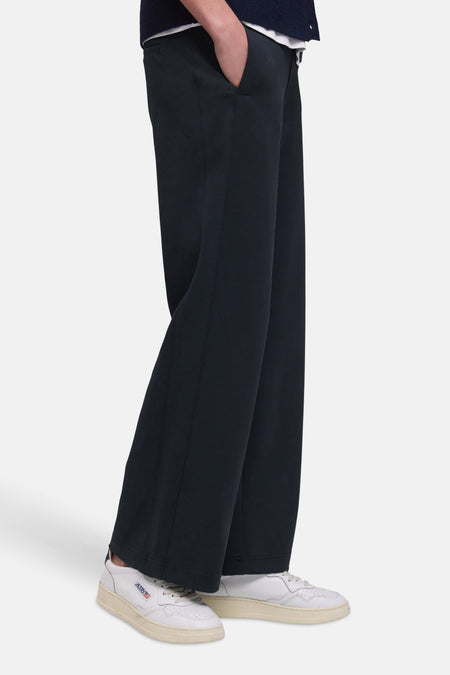 Pantalon de costume bleu de STREET ONE, coupe ample et décontractée, porté avec des baskets blanches.