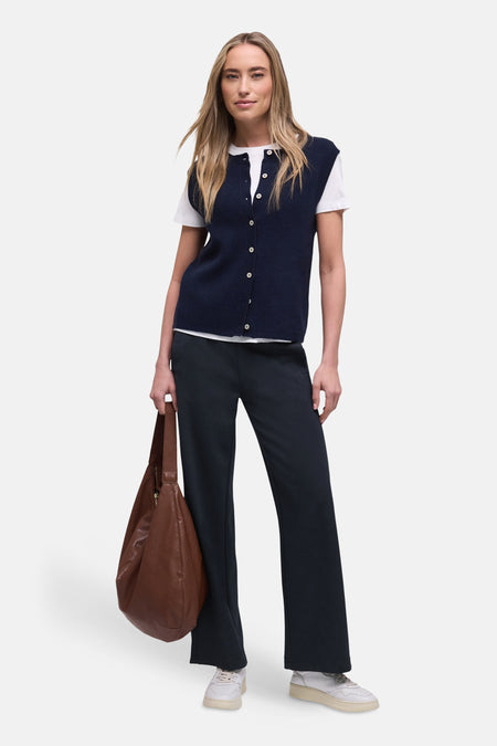 Pantalon de costume bleu de STREET ONE, porté avec un t-shirt blanc, un cardigan bleu marine et un sac à main en cuir marron.