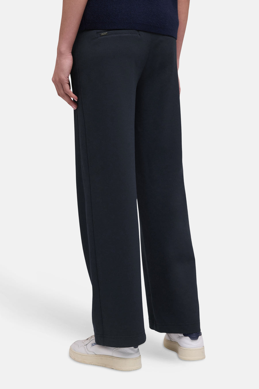 Pantalon de costume bleu de STREET ONE, coupe large, porté avec des baskets blanches.
