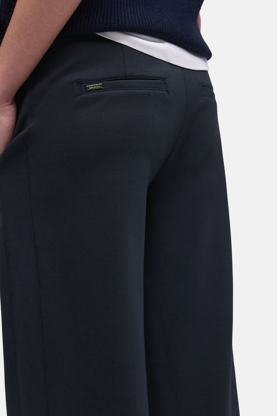 Pantalon de costume bleu par Street One, avec poche arrière passepoilée et coupe ample.