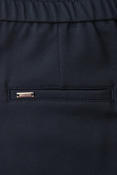 Pantalon de costume bleu par Street One, avec une poche arrière passepoilée ornée d'une étiquette métallique logotée.