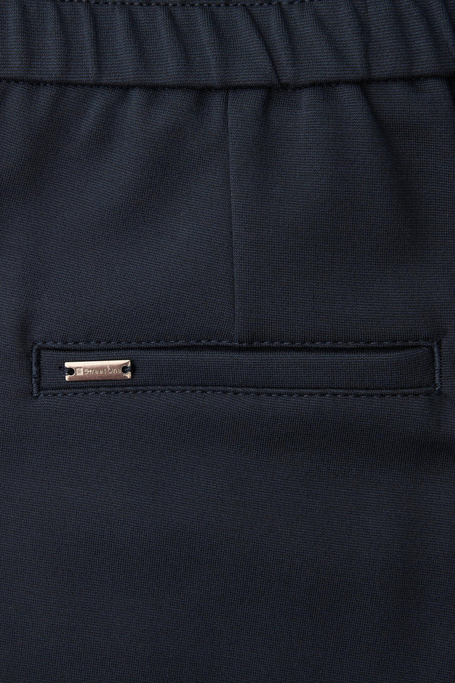 Pantalon de costume bleu par Street One, avec une poche arrière passepoilée ornée d'une étiquette métallique logotée.