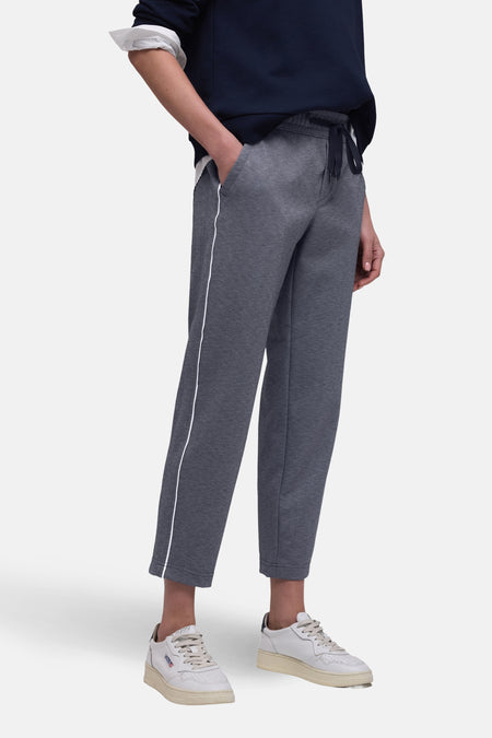 Pantalon de costume bleu de Street One avec une bande blanche sur le côté, porté avec un pull bleu marine.
