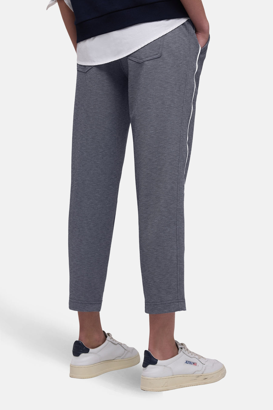 Blauwe pantalon van Street One, met een witte bies aan de zijkant en korte zomen.