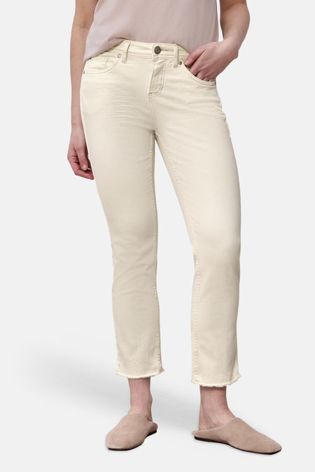 Jean coloré en denim blanc cassé de STREET ONE, coupe droite, ourlet effiloché et chaussures beiges.
