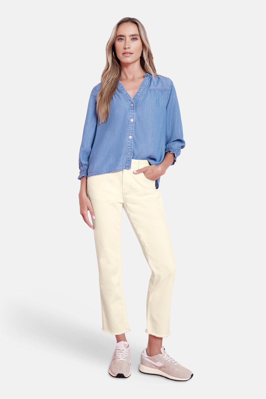 Gekleurde off-white jeans van denim van Street One, gedragen met een chambray overhemd en beige sneakers.