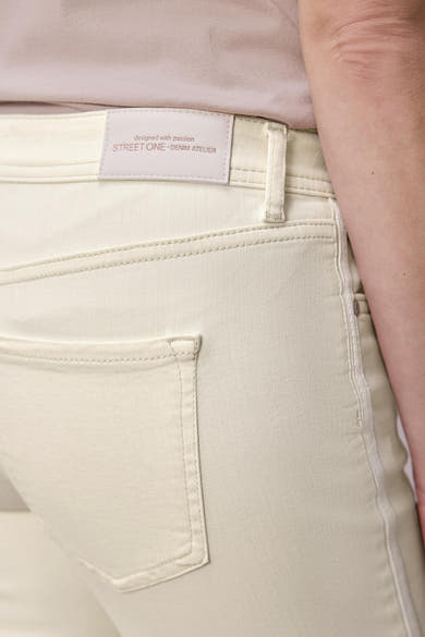 Gekleurde off-white jeans van denim van Street One, achterzakdetail en leren etiket.