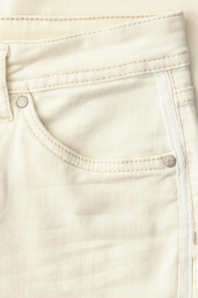 Gekleurde gebroken witte jeans van STREET ONE, met muntzakje en toon-op-toon stikseldetails.