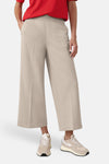 Beige kostuumbroek van Street One, wijd met plooien, gedragen met een rode top en sneakers.