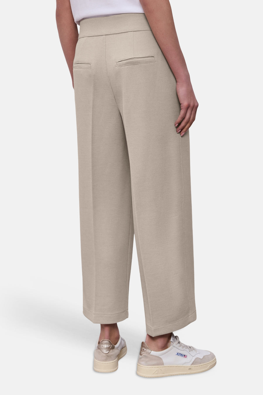 Beige kostuumbroek van STREET ONE, met paspelzakken achter.