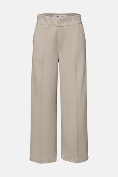 Beige kostuumbroek van Street One, wijde pasvorm en 7/8 lengte op effen achtergrond.