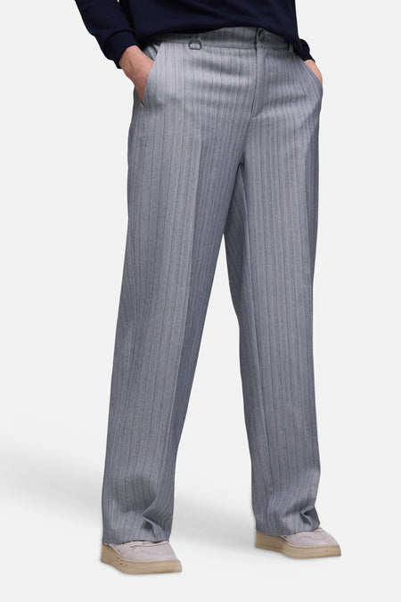 Pantalon de costume bleu rayé de STREET ONE, avec les mains dans les poches, associé à un pull bleu foncé et des baskets.