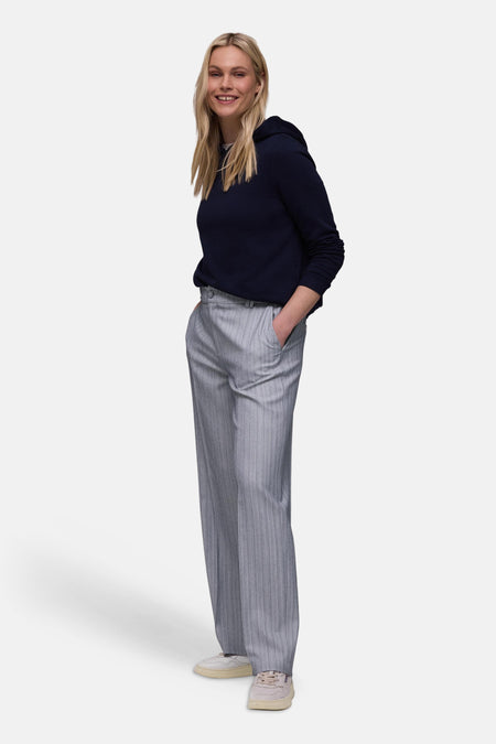 Pantalon de costume bleu de STREET ONE avec un motif à rayures verticales et poches latérales, porté avec un sweat à capuche marine.