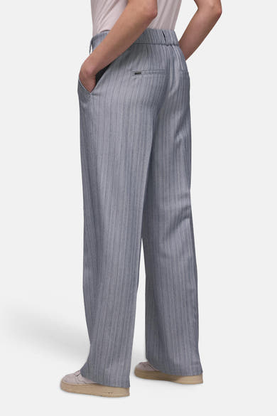 Pantalon de costume bleu rayé de STREET ONE, coupe ample et décontractée, porté avec des baskets et un t-shirt unis.